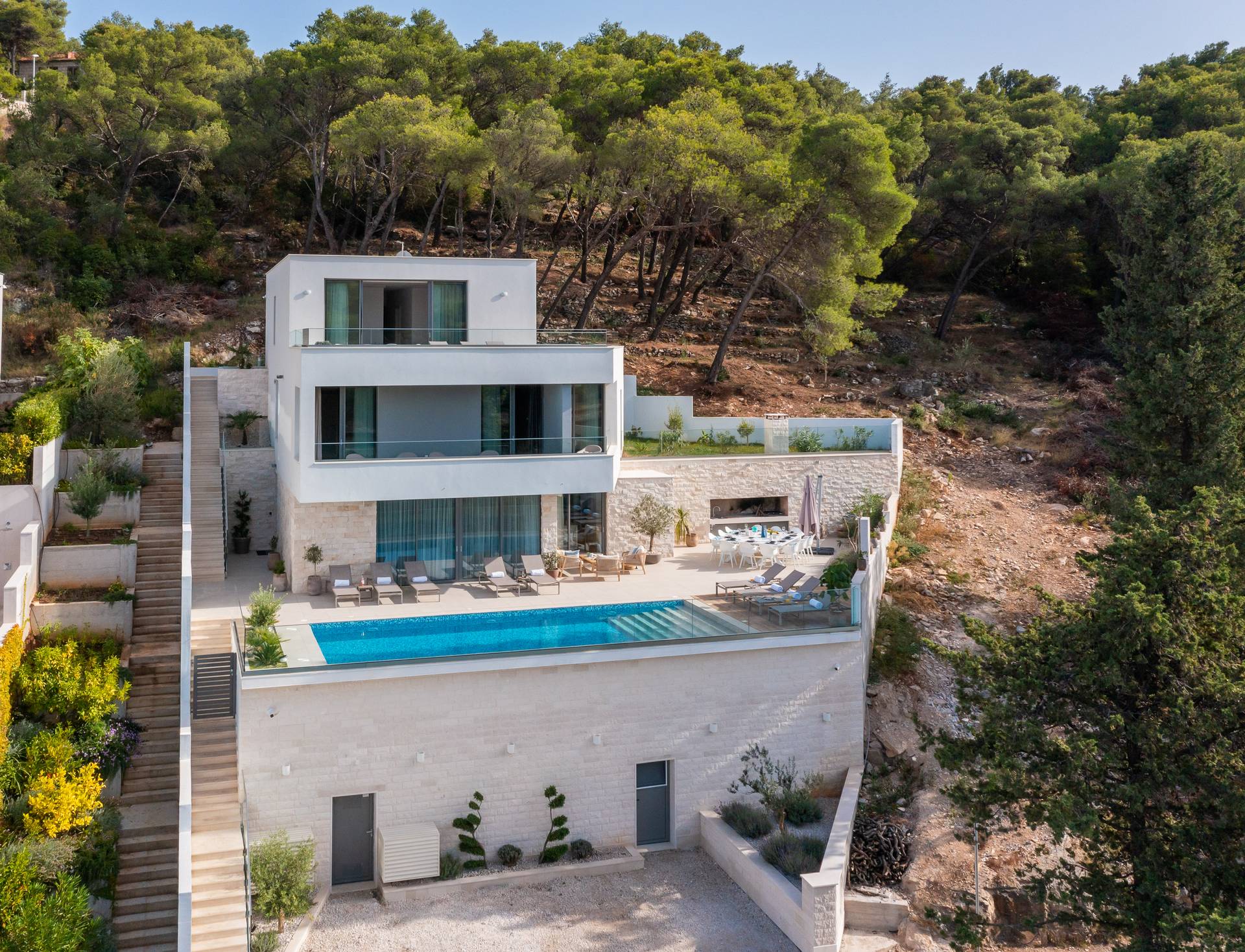 Brać beautiful and modern villa, located in the first row to the sea