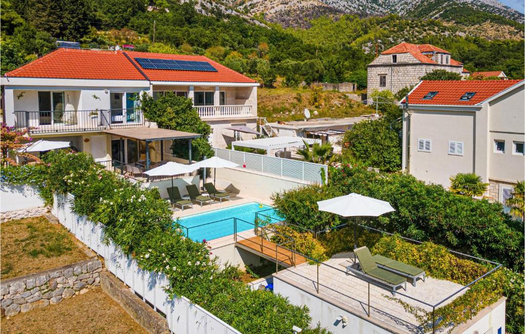 Peljesac, seaside house with a pool