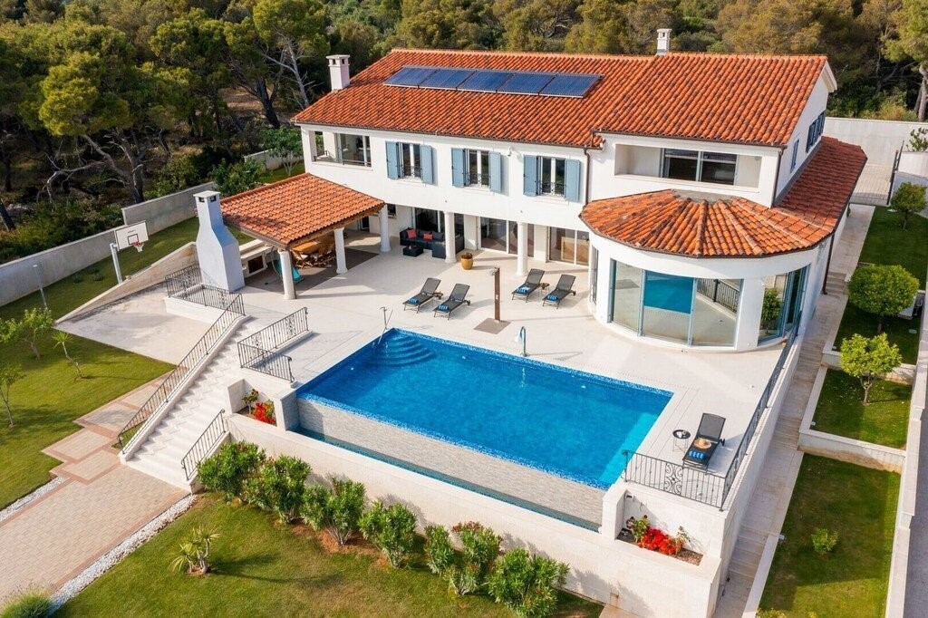 Sibenik, large seaside villa with pools