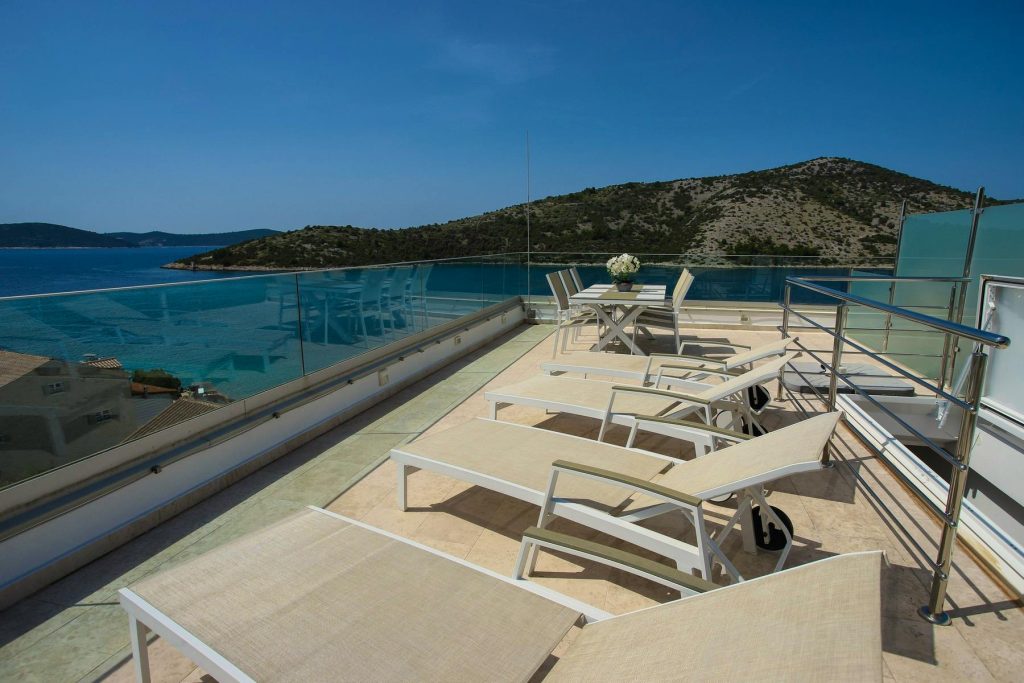 Trogir Riviera, Modern apartment with roof terrace and spectacular sea view