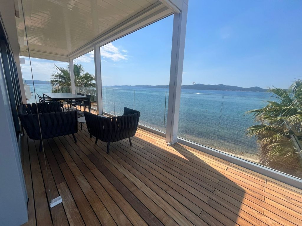 Luxurious, furnished apartment with a beach view in Sukośan