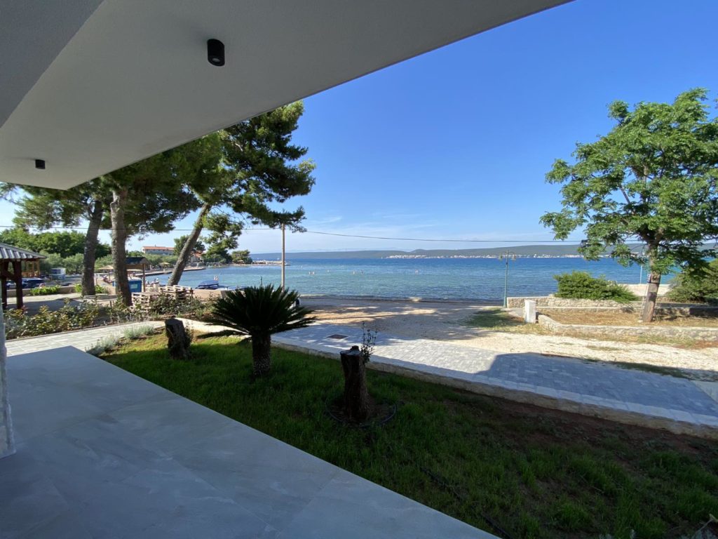 Pasman villa with garden right on the seafront, amazing location.